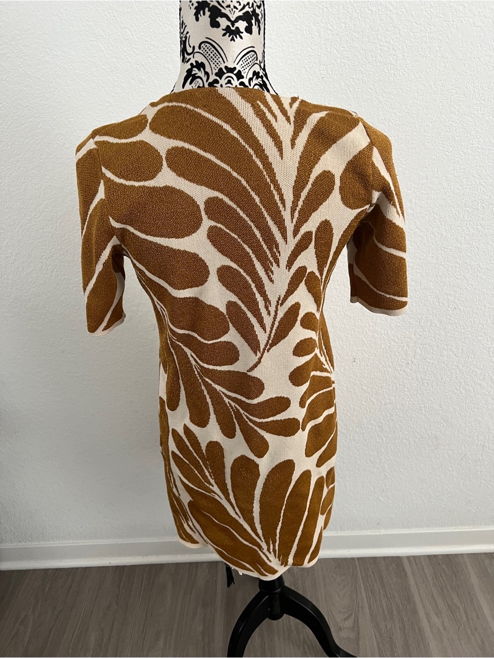 Ann Taylor Small Caramel Cream Abstract Leaf Print Knit V Neck Dress - Picture 4 of 7